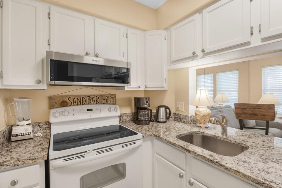 Condo, Multiple Beds (Sea Breeze 203) | Private kitchen | Oven