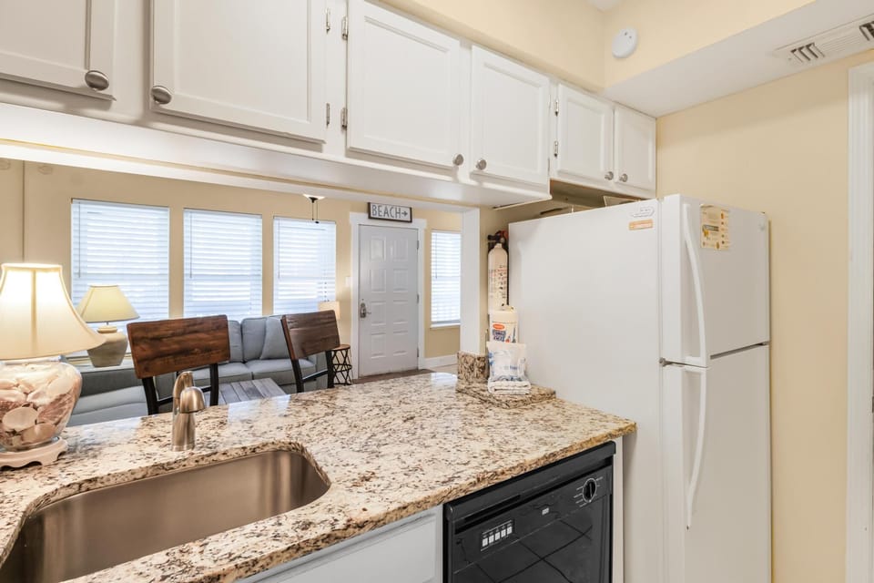 Condo, Multiple Beds (Sea Breeze 203) | Private kitchen | Oven