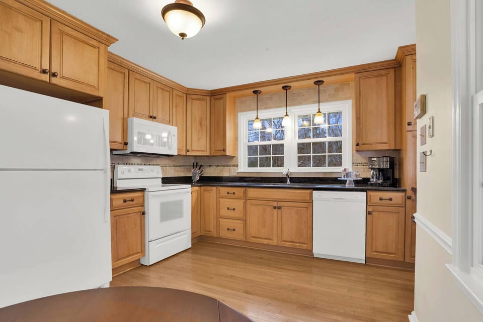 Fully equipped chef’s kitchen with spacious cabinetry, modern appliances, and a coffee station. Whether you're a travel nurse or a visiting professional, you’ll love the convenience of home-cooked meals in this Durham corporate housing gem.