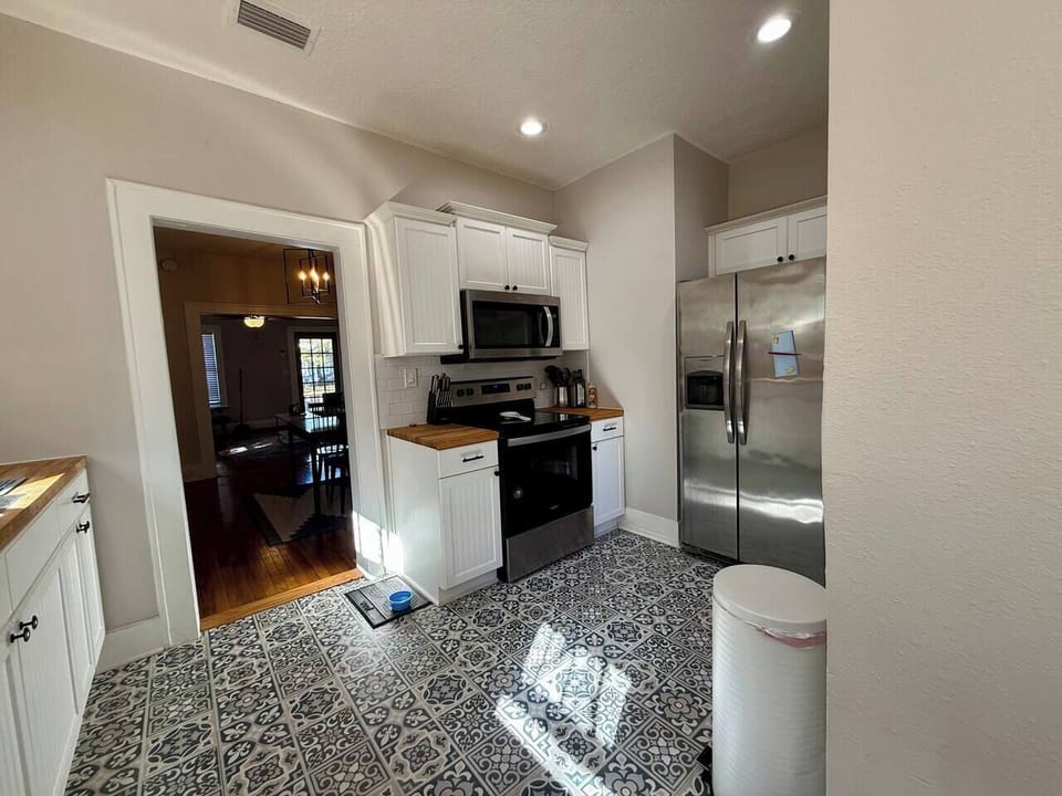 Full Service Kitchen (2)