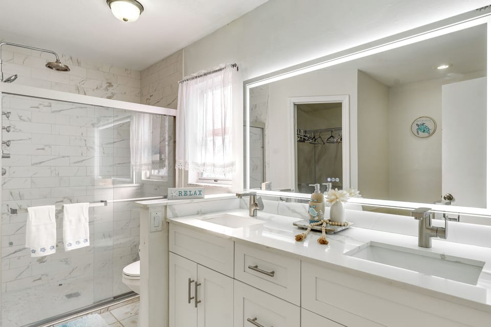 En-Suite Bathroom | Towels Provided | 1st Floor