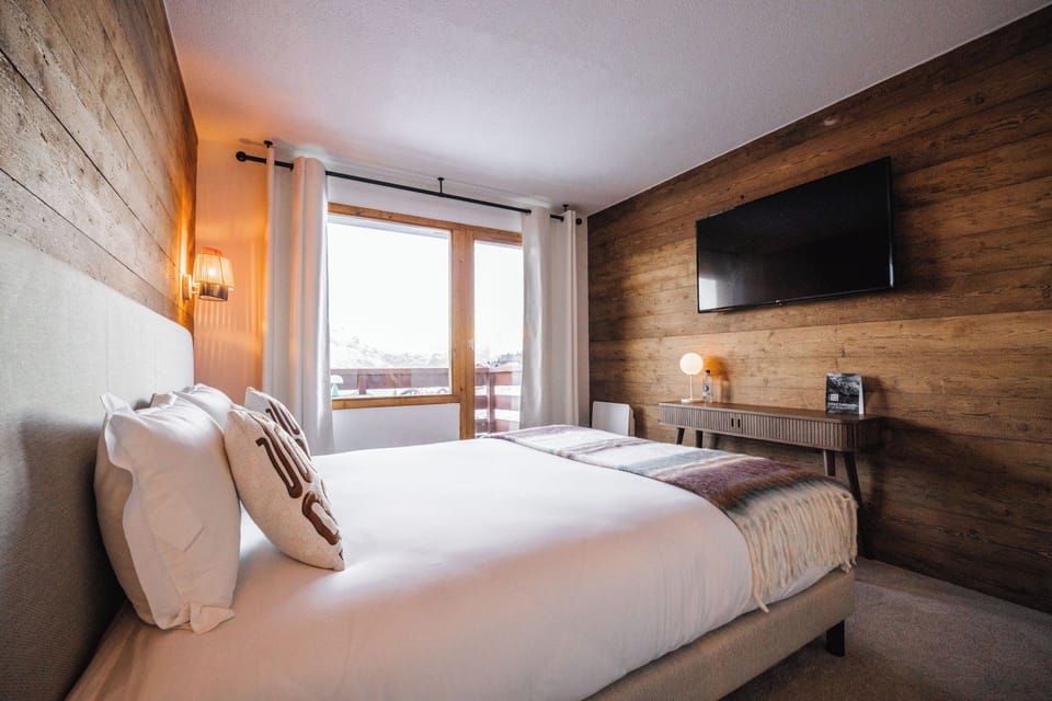 Deluxe Double Room, Balcony, Valley View | Premium bedding, Select Comfort beds, laptop workspace, blackout drapes