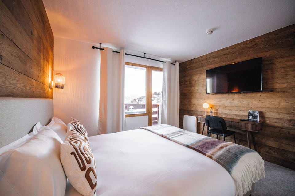 Elite Quadruple Room, Balcony, Mountain View | Premium bedding, Select Comfort beds, laptop workspace, blackout drapes