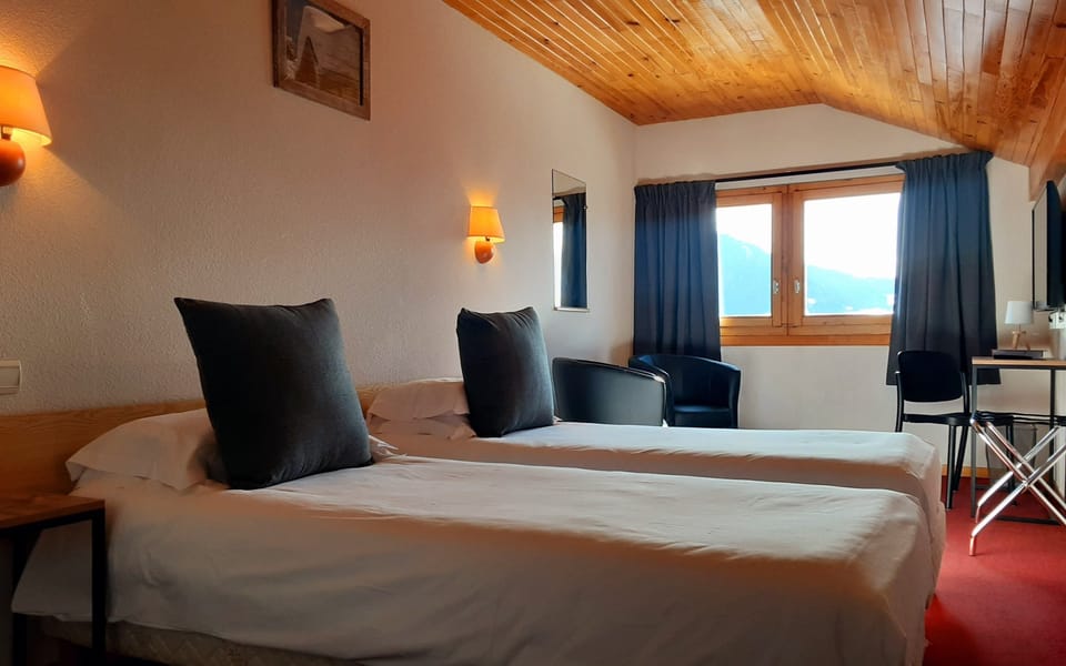 Comfort Quadruple Room, Mountain View | Blackout drapes, free cribs/infant beds, free WiFi, bed sheets