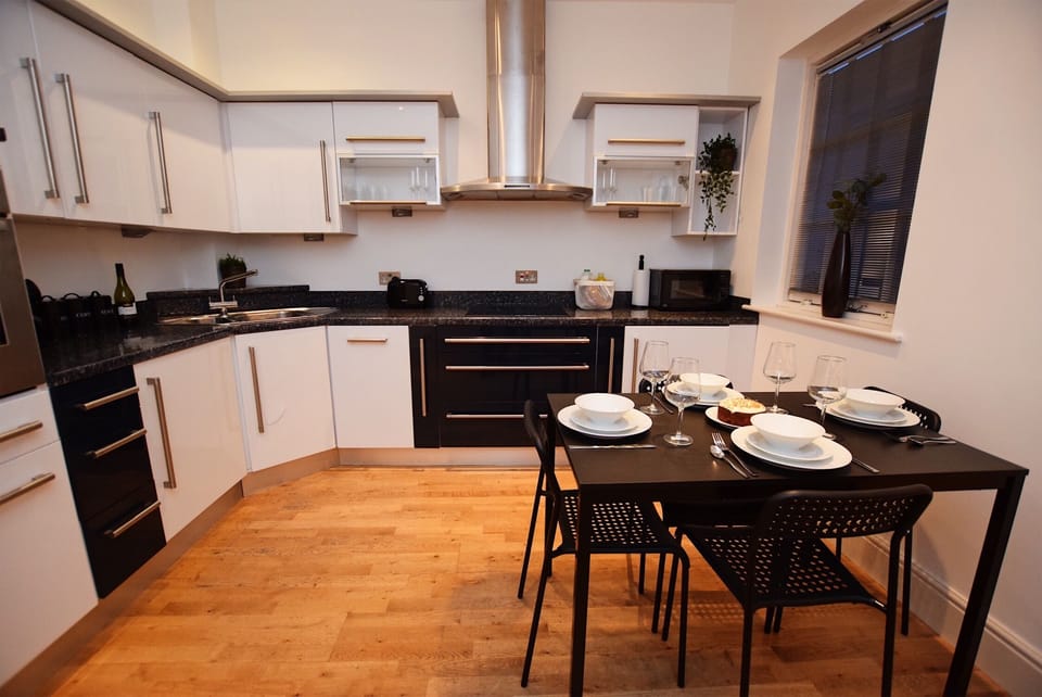 Premier House, 2 Bedrooms, 2 Bathrooms, City View | Private kitchen | Toaster, freezer