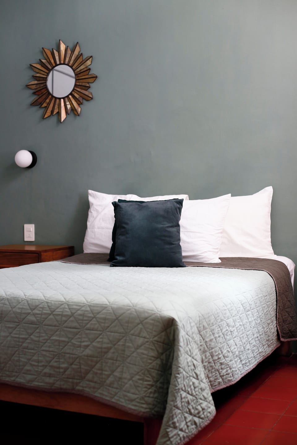 Deluxe Room | Individually decorated, iron/ironing board, free WiFi, bed sheets