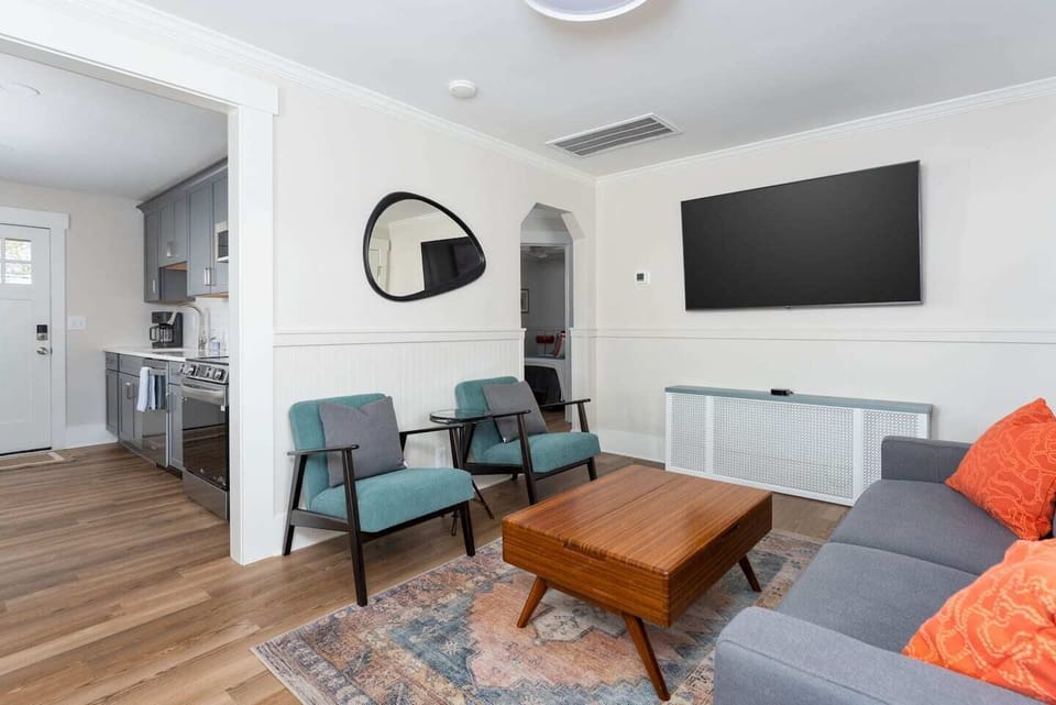Kitchen opens right up into the living / dining area for easy access and a light and open feel.
