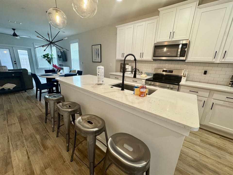 Fully stocked kitchen!