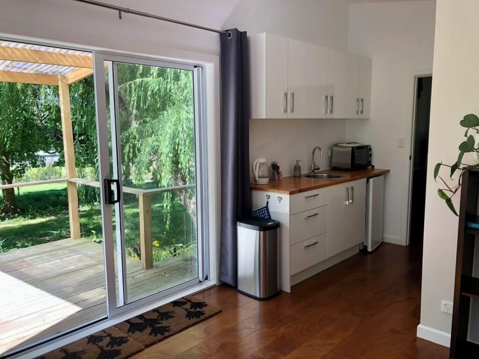 Kitchenette with fridge, oven and the basics to make tea and coffee. 