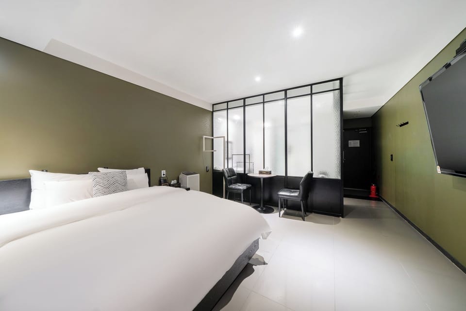 Classic Double Room | Desk, laptop workspace, free WiFi, bed sheets