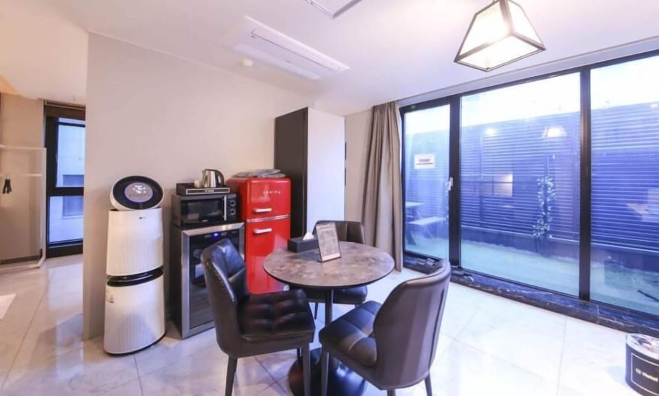 Family room (Free extra bedding) | Desk, laptop workspace, free WiFi, bed sheets