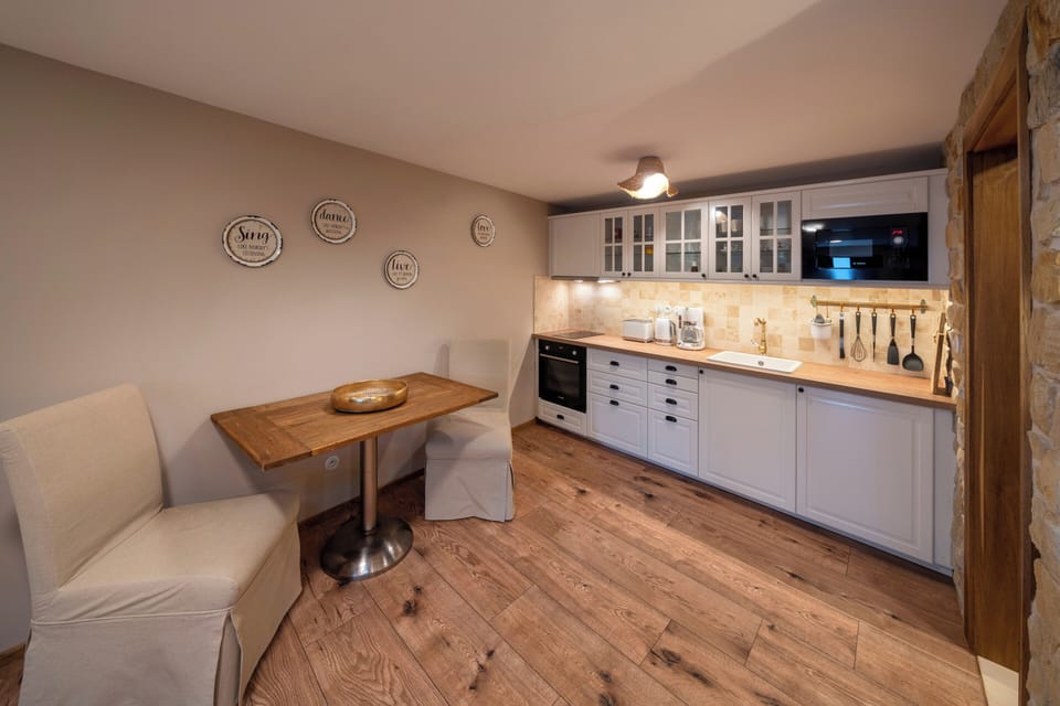 Fully equipped kitchenette