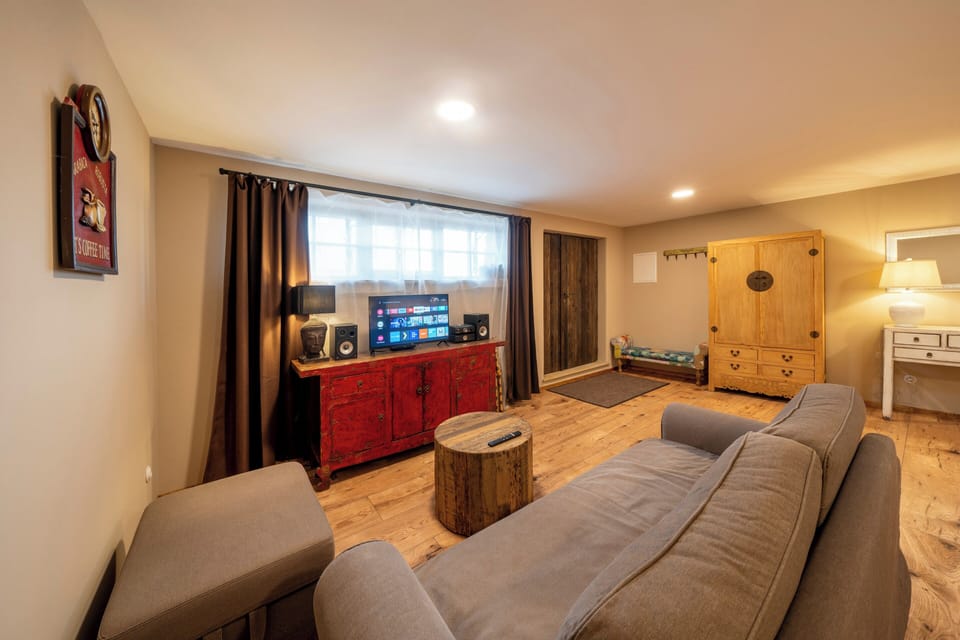 Living bedroom with kitchenette and Smart TV