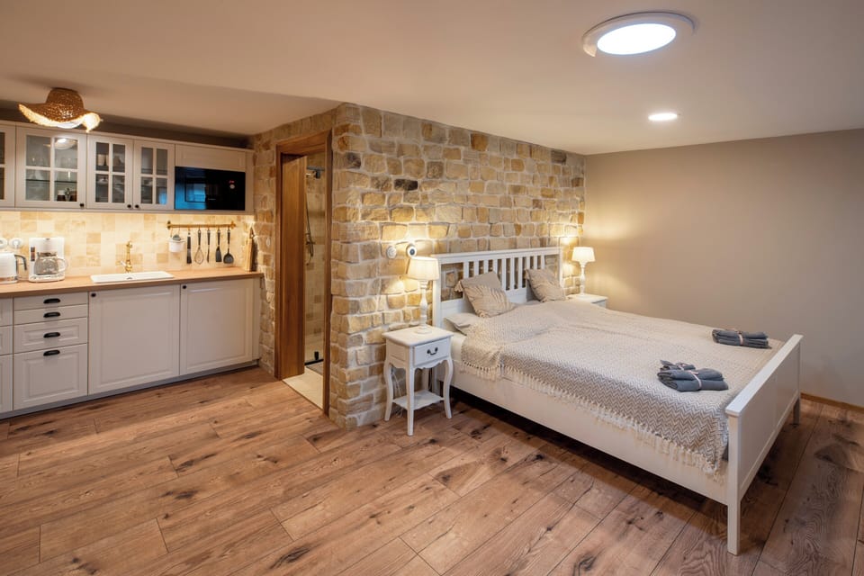 Living bedroom with double bed 180 x 200 cm and kitchenette