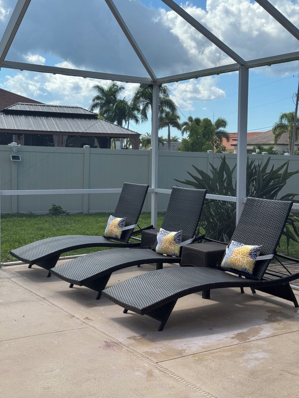 Four Sun Lounge Chairs w outdoor 4 Lounge chairs with outdoor pillows
