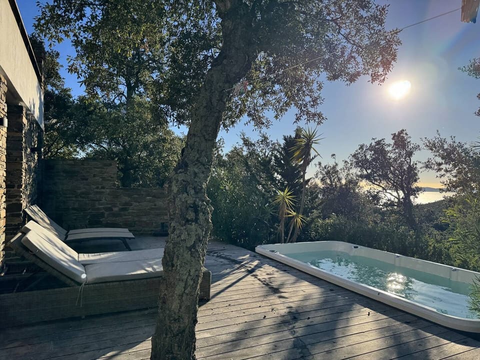 Outdoor spa tub