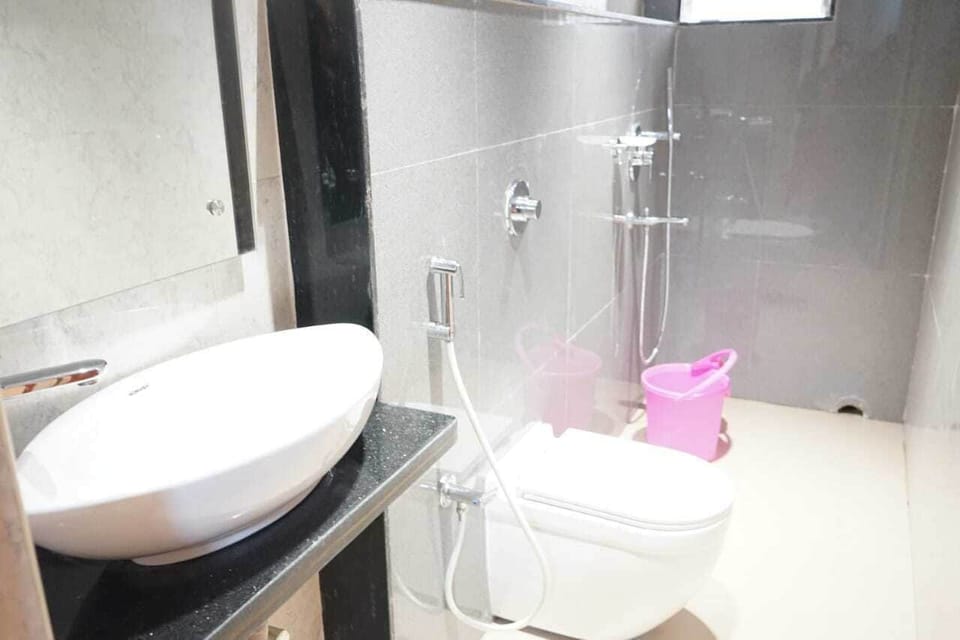 Deluxe Single Room | Bathroom | Shower, free toiletries, towels, soap