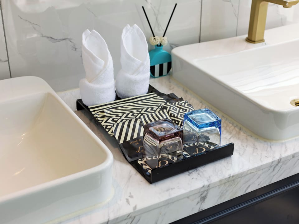 Luxury Suite, City View | Bathroom | Free toiletries, hair dryer, slippers, towels