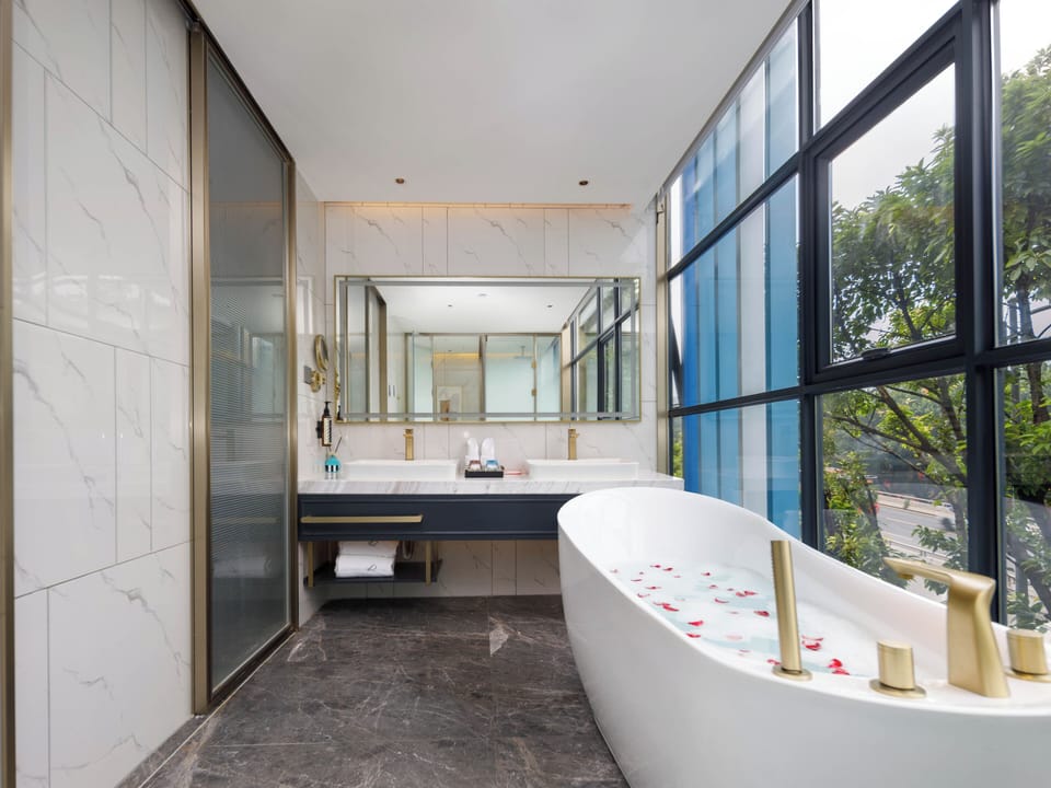 Luxury Suite, City View | Bathroom | Free toiletries, hair dryer, slippers, towels