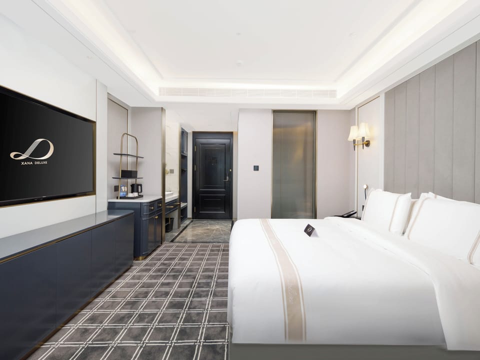 Luxury Double Room | Hypo-allergenic bedding, laptop workspace, free WiFi, bed sheets