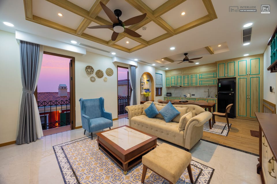 Family Suite | Private kitchen | Mini-fridge, paper towels