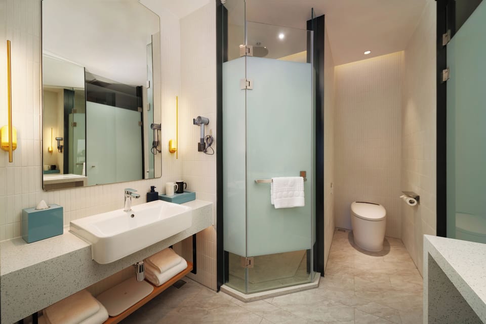 Shower, rainfall showerhead, free toiletries, hair dryer