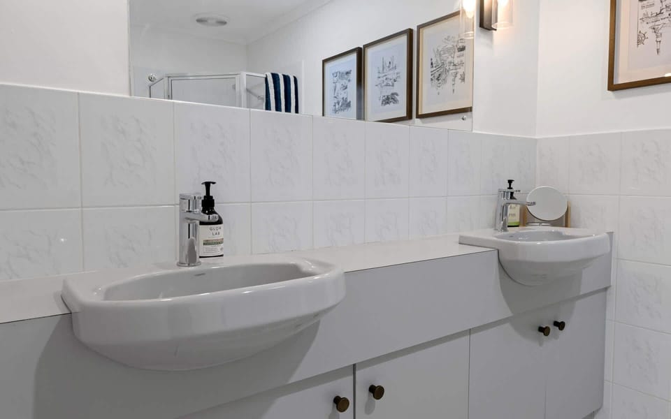 Double vanity in ensuite bathroom