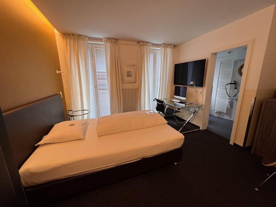 Economy Double Room | Desk, laptop workspace, soundproofing, free WiFi
