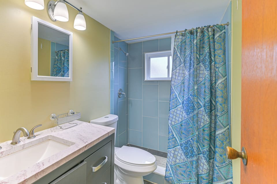 Full Bathroom | Towels Provided | Complimentary Toiletries