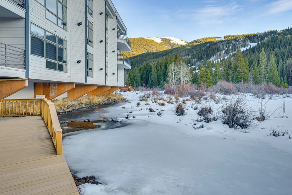 Building Exterior | Walking Distance to Gondola