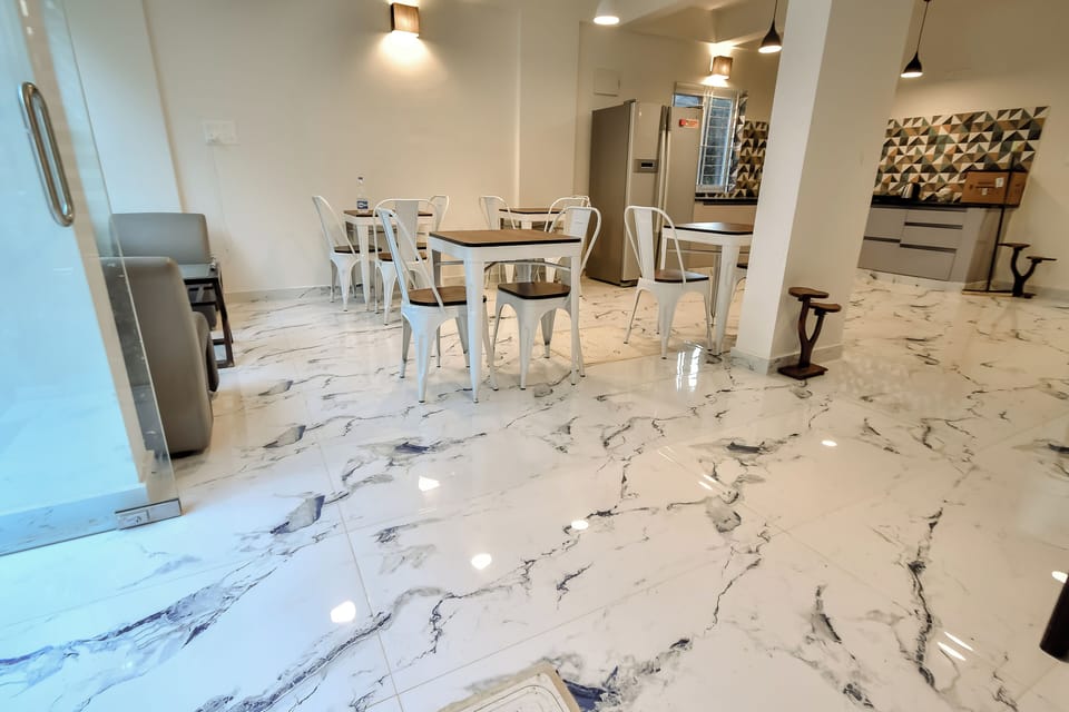 Deluxe Room, Balcony, City View | Shared kitchen | Full-size fridge, microwave, cookware/dishes/utensils