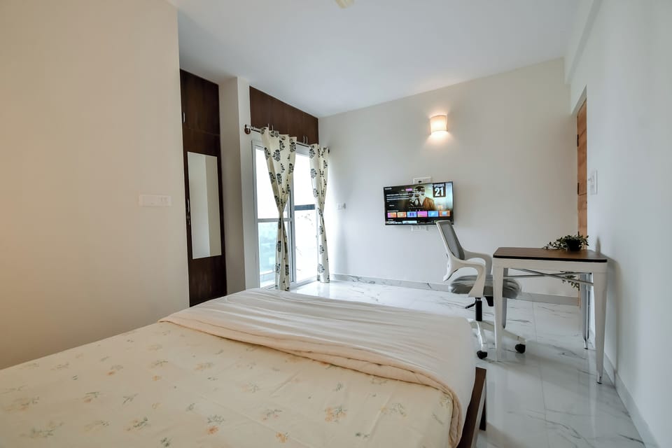 Premium Room, Balcony, City View | Desk, laptop workspace, iron/ironing board, rollaway beds