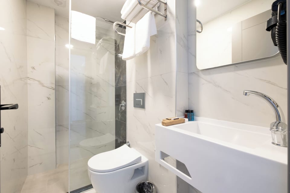 Combined shower/tub, hair dryer, slippers, towels