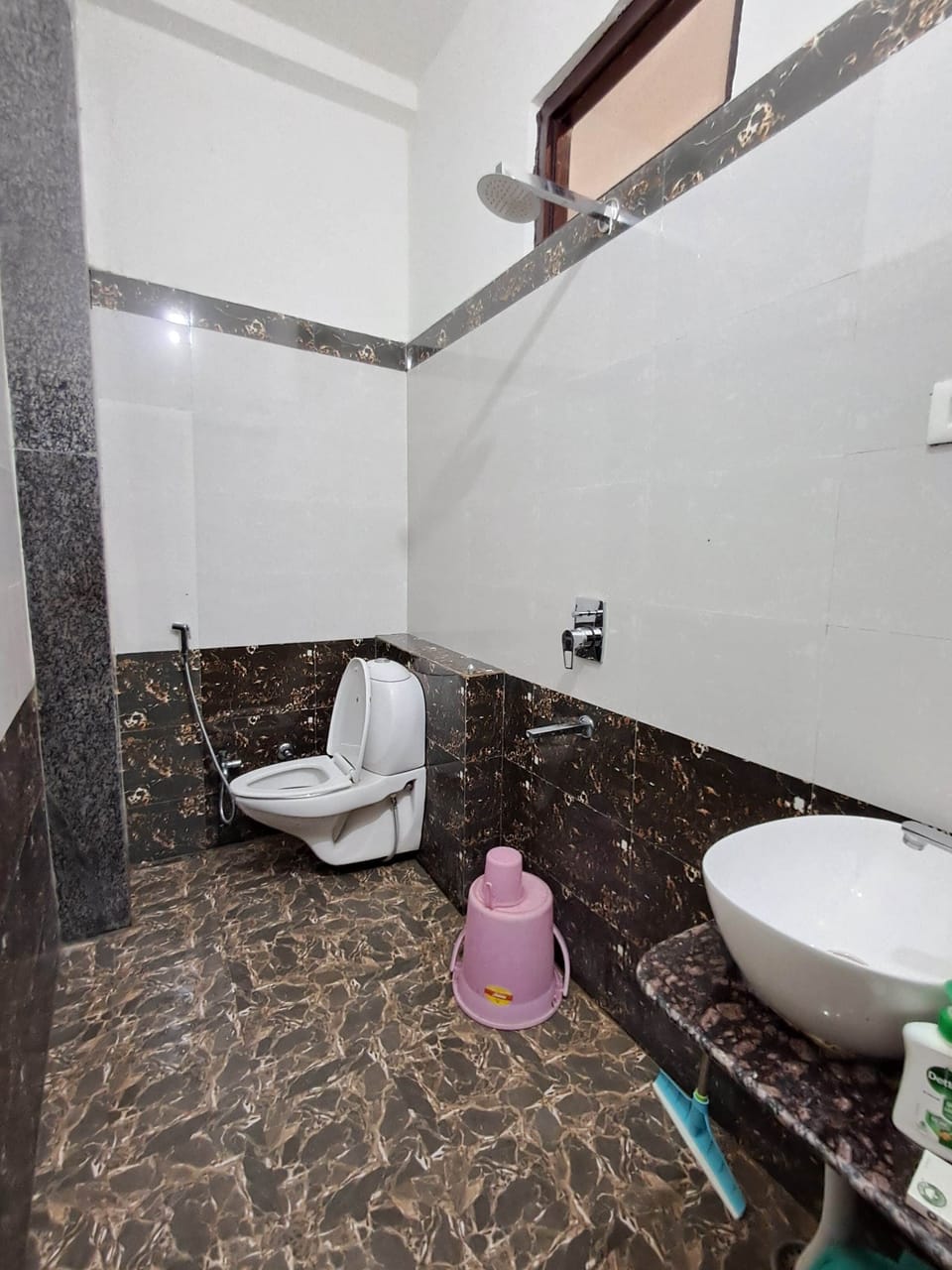 Standard Double Room | Bathroom | Shower, free toiletries, soap, shampoo