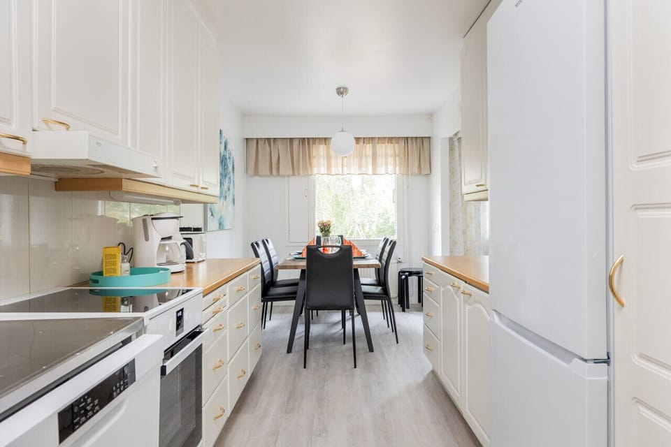 An open aisle connects the kitchen to the dining area.