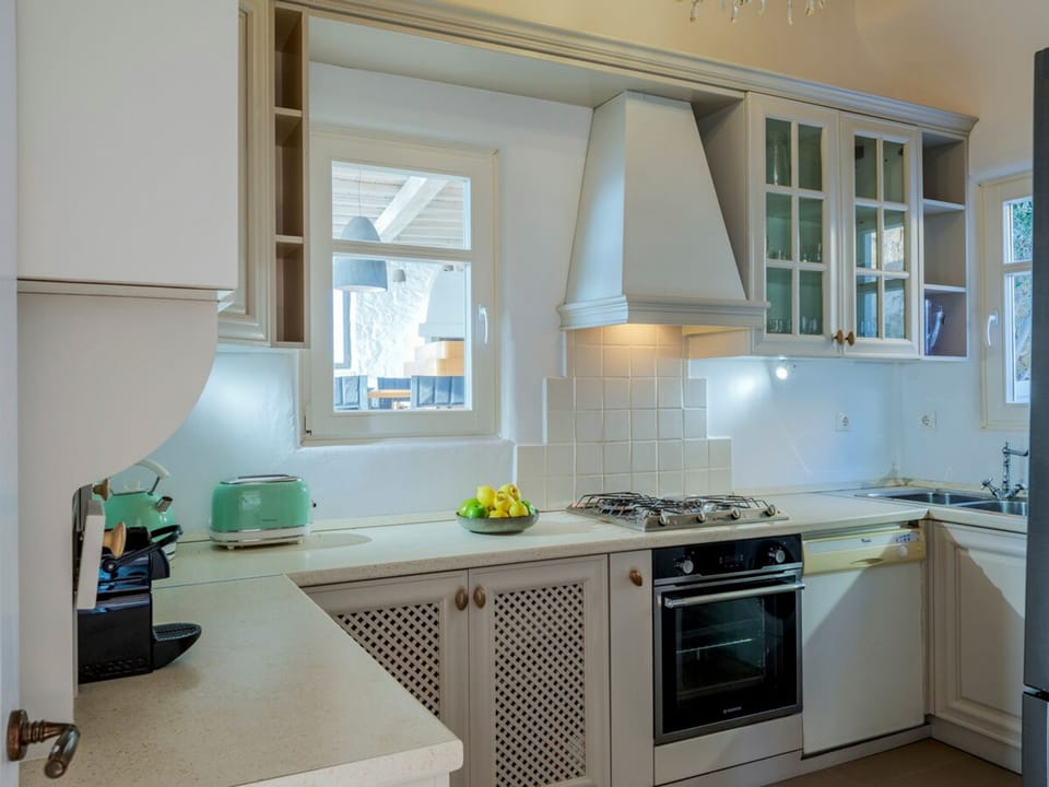 House | 6 bedrooms, desk, soundproofing, Internet