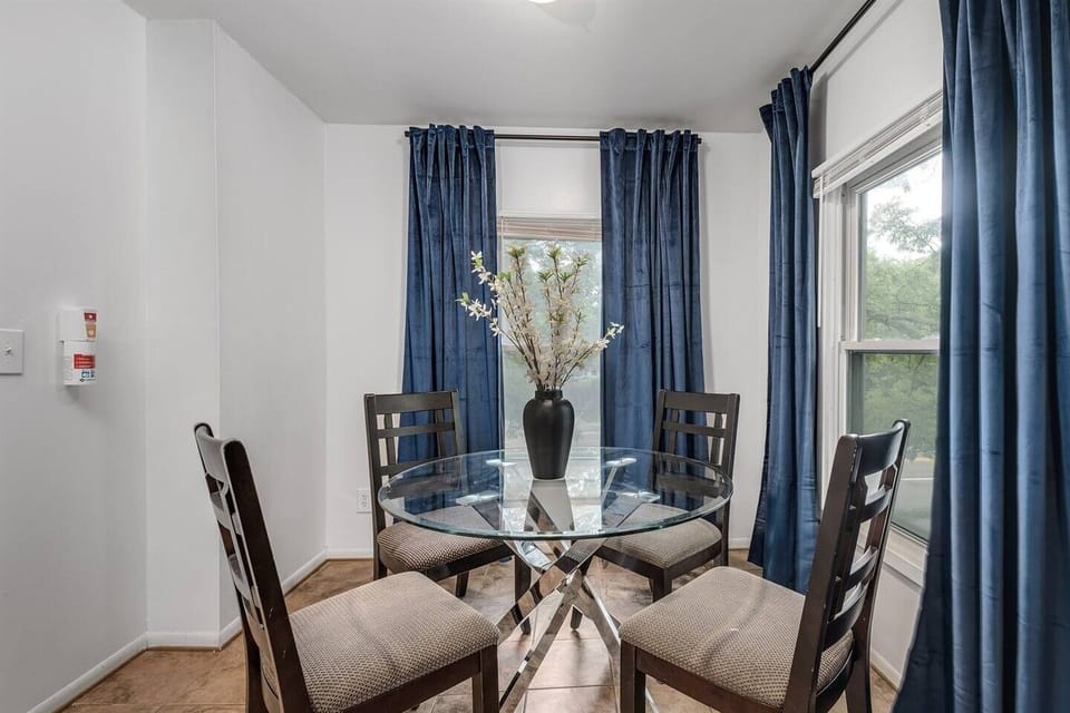 Apartment, 2 Bedrooms | Dining