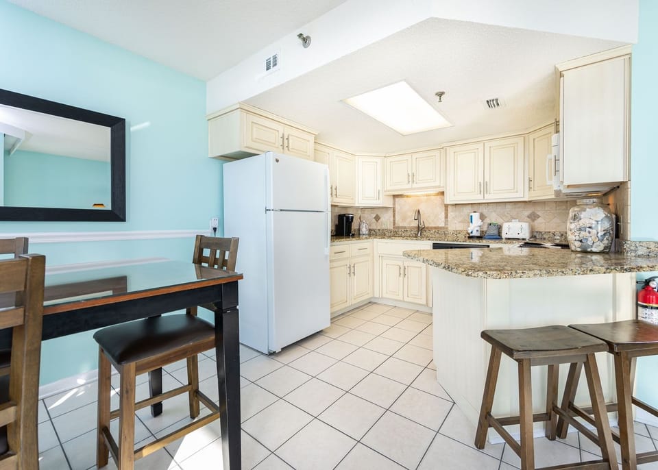 Condo, 1 Bedroom | Private kitchen | Fridge, oven, coffee/tea maker