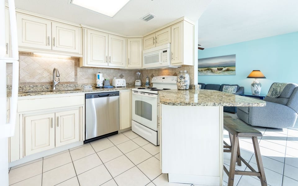 Condo, 1 Bedroom | Private kitchen | Fridge, oven, coffee/tea maker