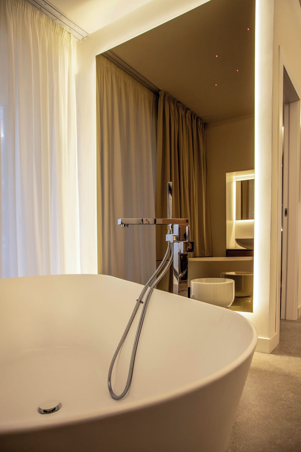 Luxury Room | In-room safe, desk, blackout drapes, soundproofing