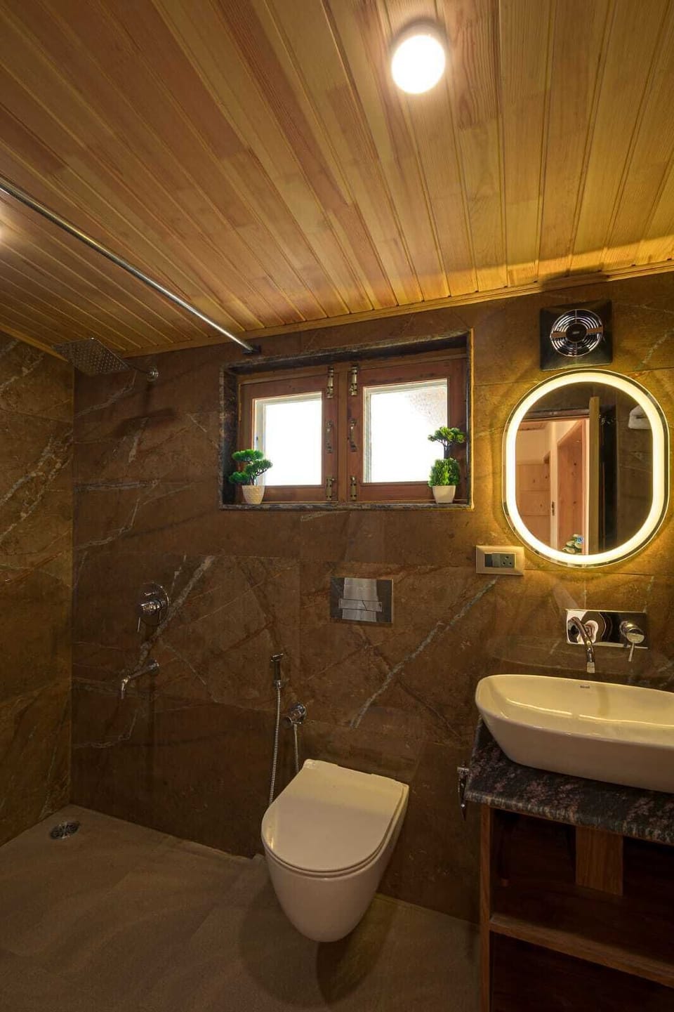 Premium Room | Bathroom | Shower, slippers, towels, soap