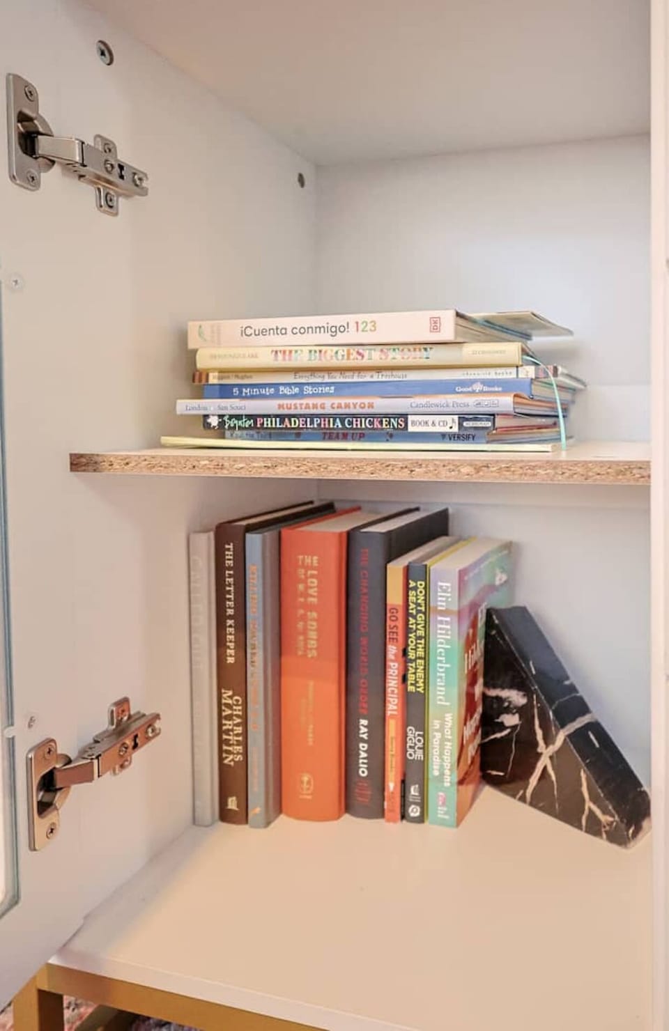 Small library of books and cookbooks for guests