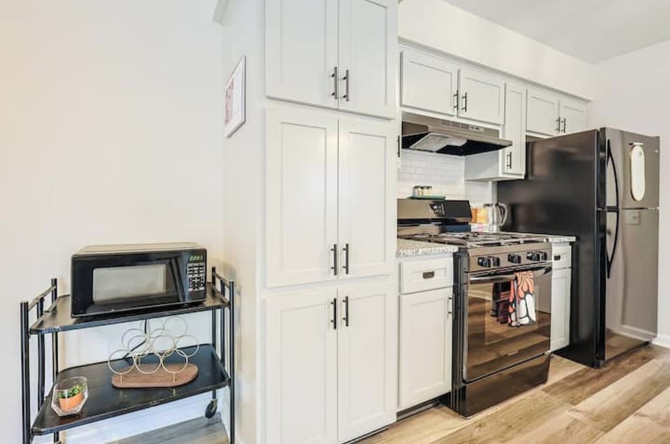 Well-equipped kitchen with full-size appliances