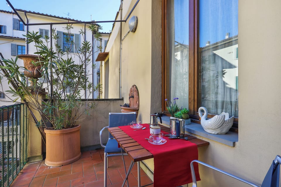 Classic Apartment | Balcony