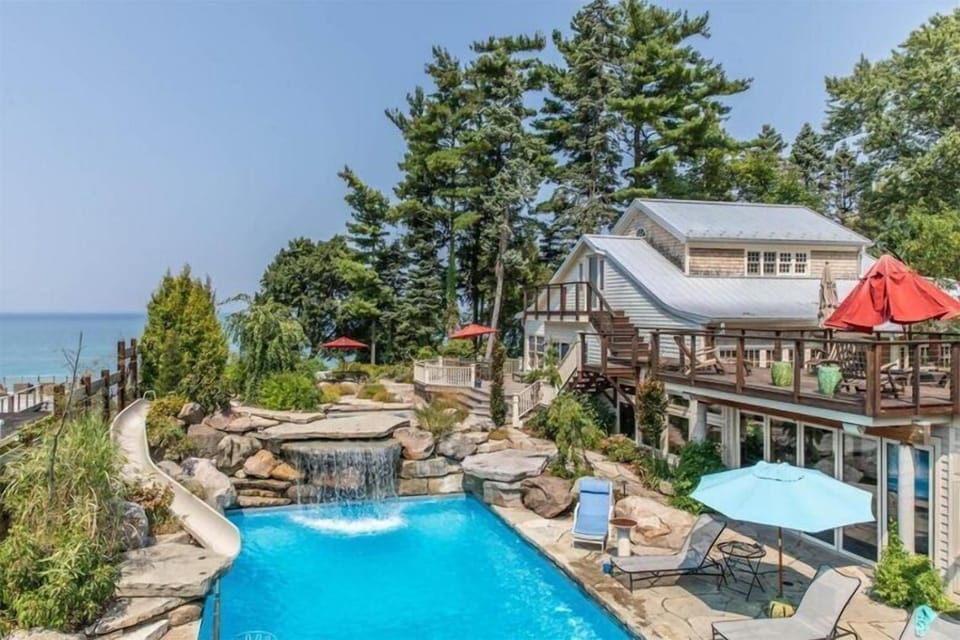 Lakefront, Pool & Hot Tub!