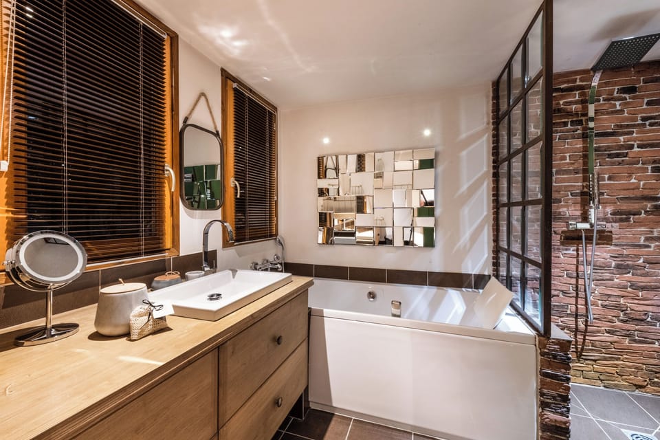 Deluxe Double Room, Mountain View | Bathroom | Designer toiletries, hair dryer, bathrobes, slippers