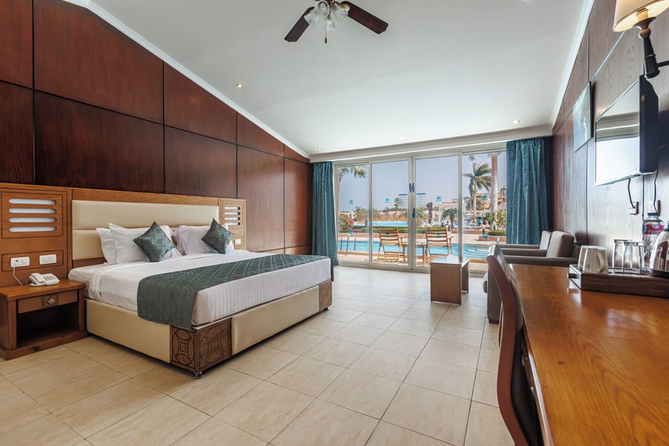 Swim-Up Room | Free WiFi, bed sheets