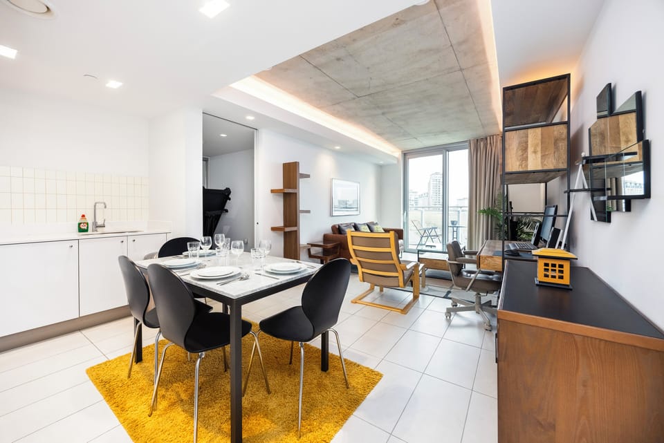 Executive Apartment, City View | Living area