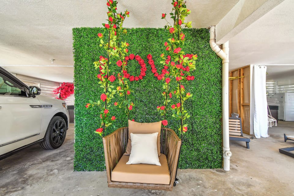 Please note this swing is a shared space between two apartments