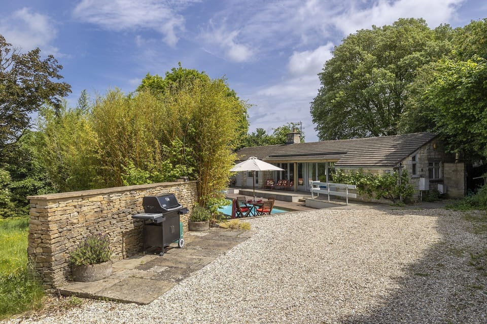 The Pool House Outside - StayCotswold